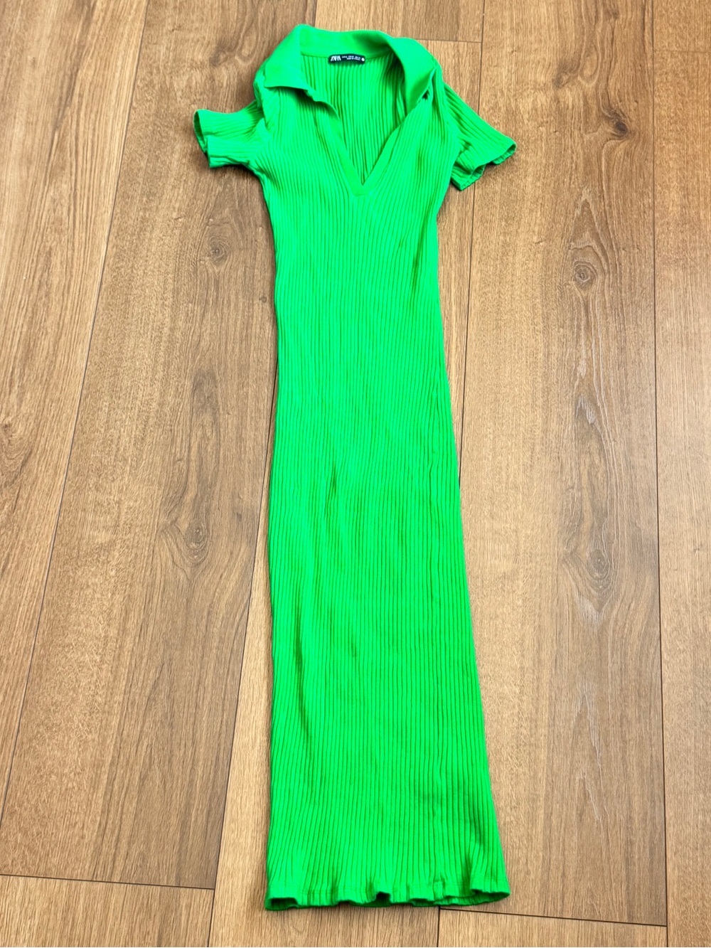 🟢 Zara Green Midi Ribbed Dress V-Neck Fitted Bodycon Size M – New